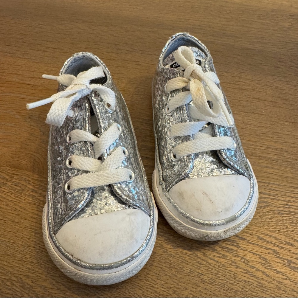 Converse Chuck Taylor All Star Low-Top Silver Glitter Toddler Sneakers.